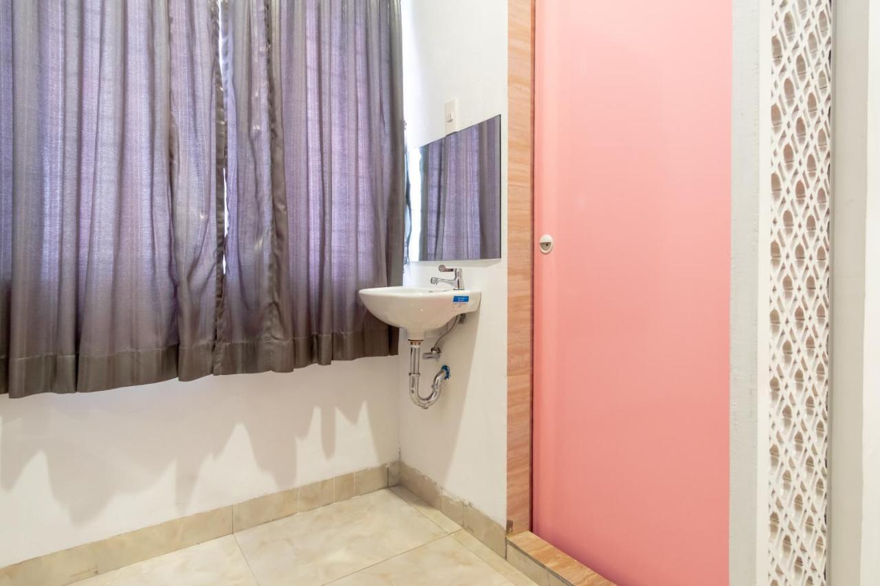 Oyo 1557 Bungas Guest House Medan Eksteriør bilde