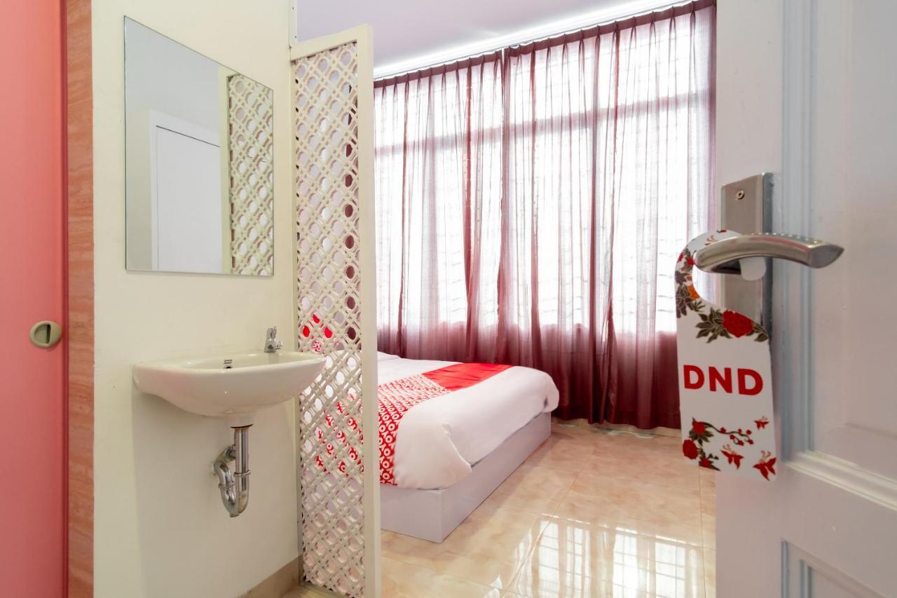 Oyo 1557 Bungas Guest House Medan Eksteriør bilde
